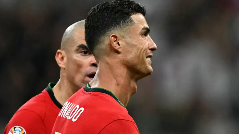VÍDEO: Los aficionados eslovenos se burlan brutalmente de Cristiano Ronaldo agitando la camiseta de Lionel Messi y coreando el nombre de la estrella del Inter de Miami después de que el héroe de Portugal fallara varias ocasiones en el partido de la Eurocopa 2024